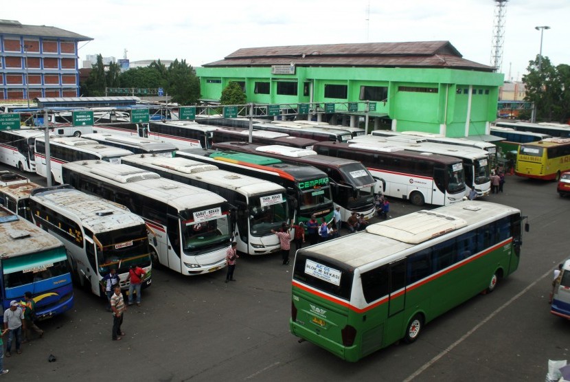 Awak bus menunggu penumpang di Terminal Induk Kota Bekasi, di Bekasi, Jawa Barat, Kamis (17/1/2019).