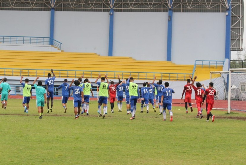 Dua pemain Persib Bandung, Ezechiel NDuoassel dan Esteban Vizcarra sudah bergabung dalam latihan tim di SPOrT Jabar, Kota Bandung, Sabtu (19/1). 