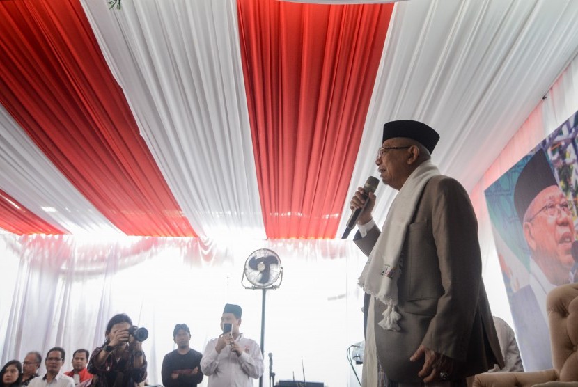 Calon Wakil Presiden nomor urut 01 Ma'ruf Amin memberikan tausiah saat menghadiri deklarasi tanpa hoax dalam kunjungan kampanye nya di Bandung, Jawa Barat, Sabtu (19/1/2019).