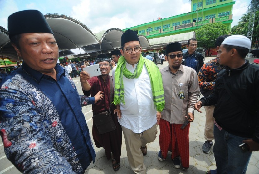 Wakil Ketua DPR Fadli Zon (tengah) bersama anggota DPR Nizar Zahro (kiri) menghadiri Ngaji Politik di Pesantren Mambaul Ulum Bata-Bata, Pamekasan, Jawa Timur, Sabtu (19/1/2019).