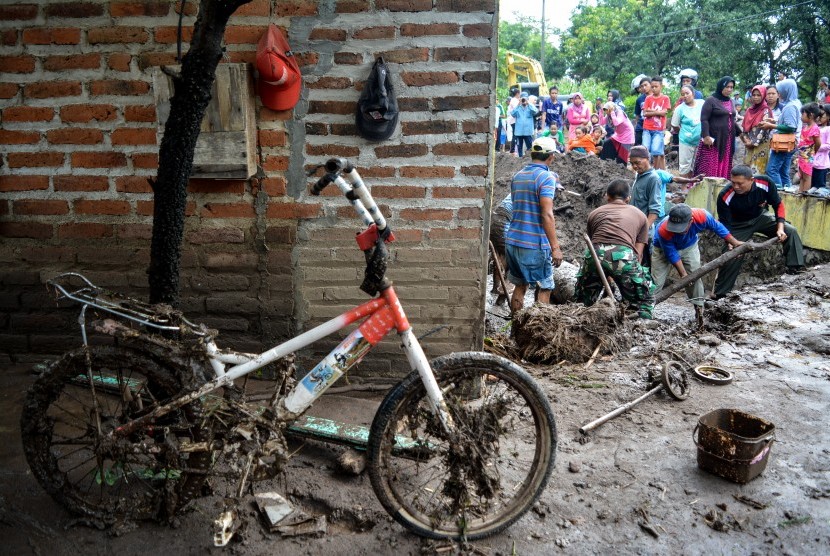 Warga bergotong royong membersihkan rumah warga korban banjir di Mojokerto, Jawa Timur (ilustrasi) 