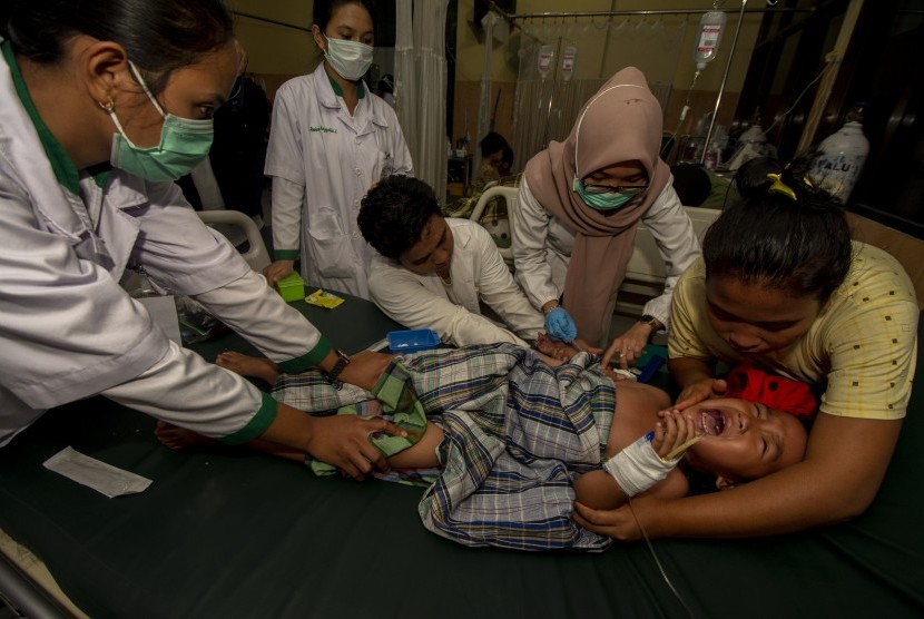 Seorang anak mendapat penanganan medis akibat keracunan (ilustrasi) 