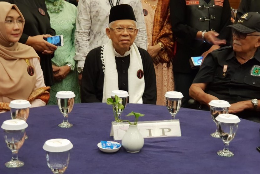 Calon Wakil Presiden nomor urut 01, KH. Ma'ruf Amin bertemu tokoh sunda di Bandung, Sabtu (19/1). 