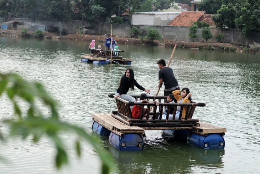 Pengunjung memanfaatkan liburan akhir pekan dengan perahu mengelilingi Situ Rawa Gede, Kelurahan Bojong Menteng, Kota Bekasi, Jawa Barat (ilustrasi).