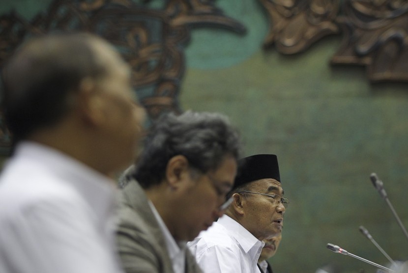 Menteri Pendidikan dan Kebudayaan Muhadjir Effendy (kiri) menyampaikan paparan pada rapat kerja dengan Komisi X DPR di Kompleks Parlemen, Senayan, Jakarta, Senin (21/1/2019).