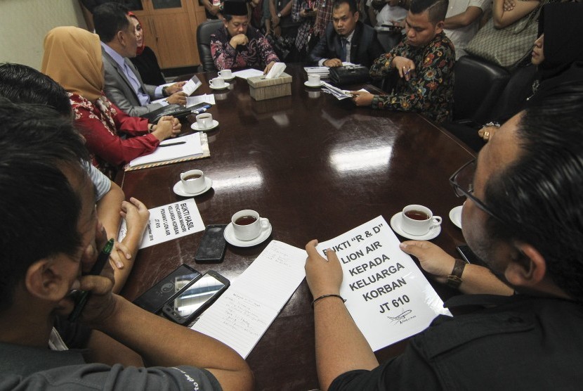 Wakil Ketua DPR Fahri Hamzah (kiri) menerima laporan dari keluarga korban kecelakaan pesawat Lion Air PK-LQP dengan nomor penerbangan JT 610 di Kompleks Parlemen, Senayan, Jakarta, Senin (21/1/2019).