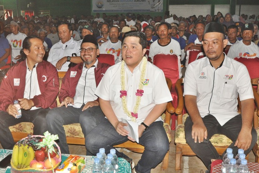 Ketua Tim Kampanye Nasional (TKN), Erick Thohir berada di tengah- tengah  nelayan pantai utara Jawa Tengah saat menghadiri Deklarasi Dukungan  Jaringan Nelayan Matahari untuk Joko Widodo- Ma'ruf Amin, di gedung Graha Mina, Kota Tegal, Senin (21/1).