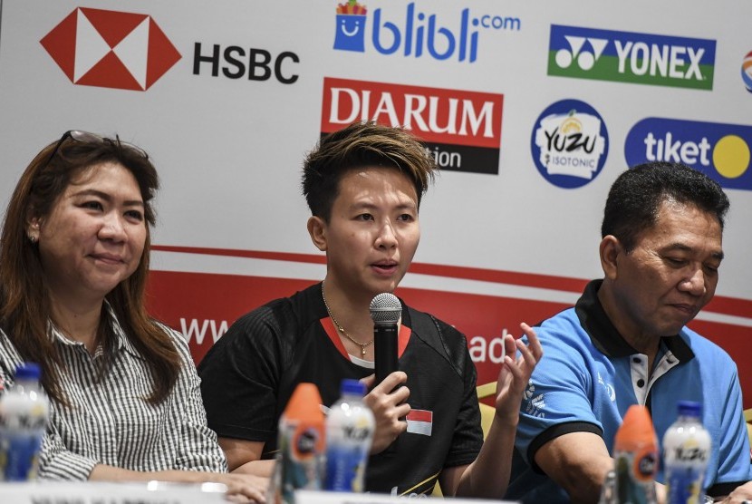 Pebulu tangkis Indonesia Liliyana Natsir (tengah) bersama Ketua Pelaksana Indonesia Masters 2019 Achmad Budiarto (kanan) dan Kabid Pembinaan dan Prestasi PP PBSI Susi Susanti (kiri) memberikan keterangan saat konferensi pers jelang Daihatsu Indonesia Masters 2019 di Jakarta, Senin (21/1/2019). 