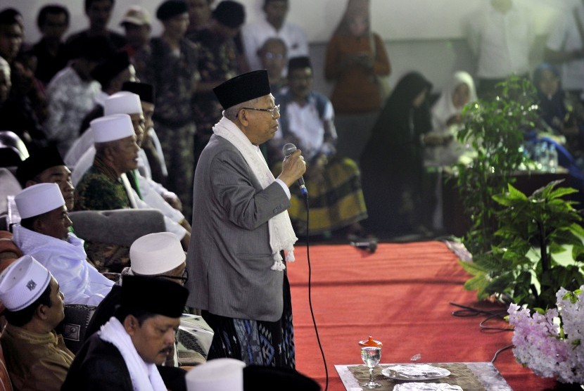 Calon Wakil Presiden nomor urut 01 Ma'ruf Amin berpidato saat kampanye dalam safari politik di Ponpes Bismillah di Desa Cisaat, Padarincang, Serang, Banten, Senin (21/1/2019). 