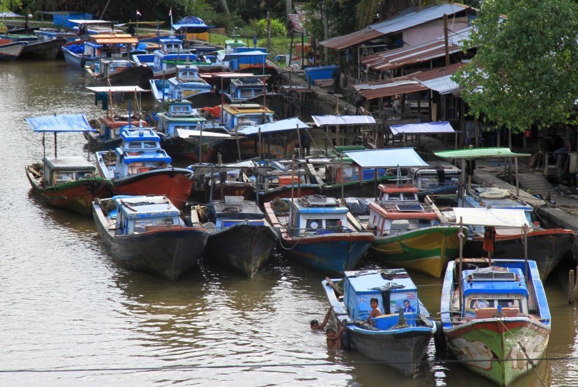 Sejumlah perahu nelayan ditambatkan di Sungai Krueng Cangkoi, Desa Padang Seurahet, Johan Pahlawan, Aceh Barat, Aceh. Nelayan Aceh Barat diimbau menggunakan hak pilihnya sebelum melaut.