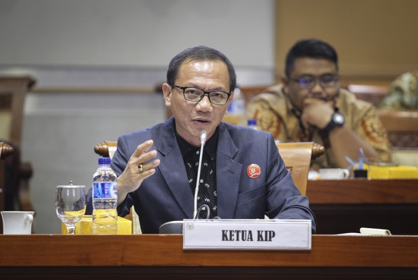 Ketua Komisi Informasi Pusat (KIP) Gede Narayana menyampaikan paparan pada rapat dengar pendapat dengan Komisi I DPR di Kompleks Parlemen, Senayan, Jakarta, Selasa (22/1/2019).