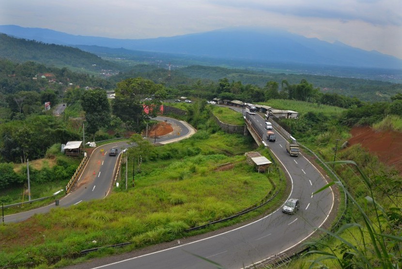 Arus lalu-lintas di Jalur Selatan Lingkar Gentong, Kabupaten Tasikmalaya, Jawa Barat, Selasa (22/1/2019). 