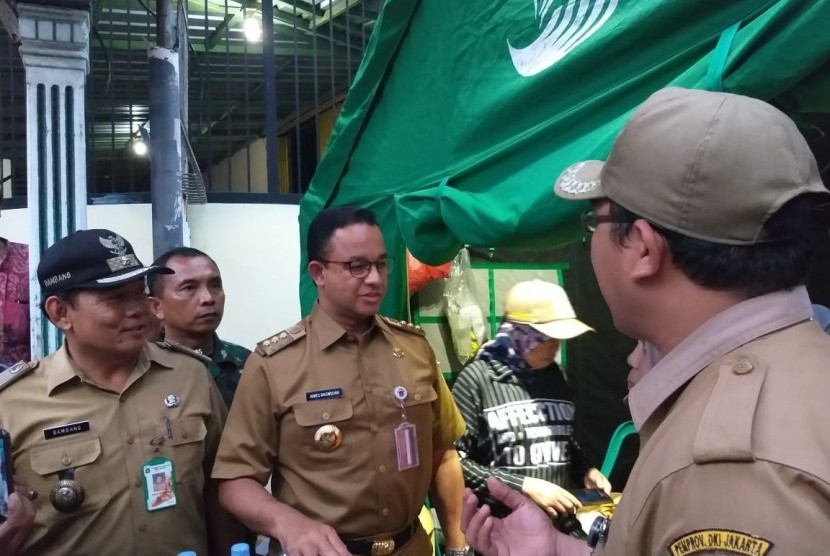 Gubernur DKI Jakarta Anies Baswedan mendatangi lokasi kebakaran di Kelurahan Tomang, Grogol Petamburan, Jakarta Barat, Selasa (22/1).