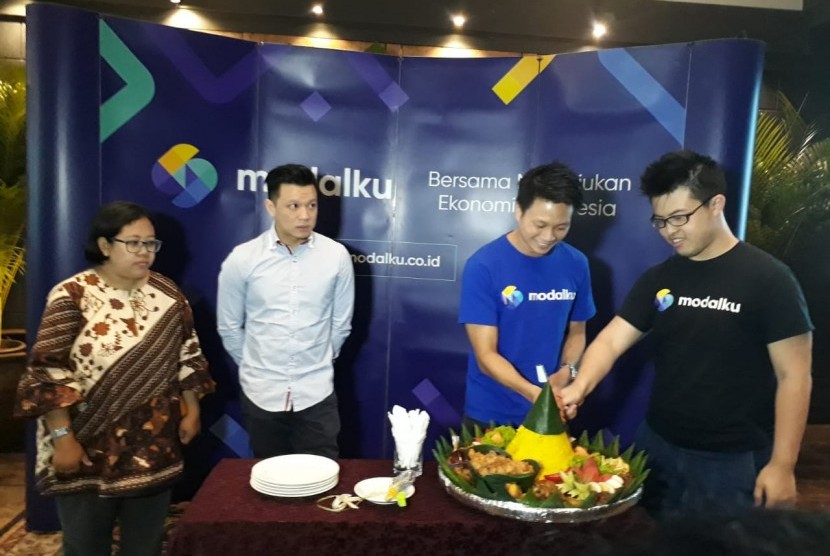 Modalku merayakan ulang tahun ketiga di Kembang Goela, Jakarta Pusat, Rabu (23/1). CEO Modalku, Reynold Wijaya (baju biru), COO Modalku Iwan Kurniawan (baju hitam), bersama perwakilan lender dan borrower.