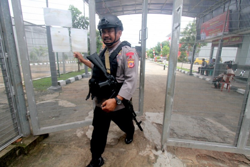 Personel kepolisian berjalan saat berjaga di pintu masuk Lapas Gunung Sindur di Bogor, Jawa Barat , Rabu (23/1/2019).