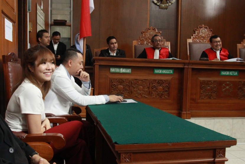 Artis Gisella Anastasia (kiri) menghadiri sidang putusan cerai dengan suaminya aktor Gading Marten di PN Jakarta Selatan, Jakarta, Rabu (23/1/2019). 