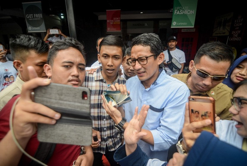 Calon Wakil Presiden nomor urut 02 Sandiaga Uno (kedua kanan) 