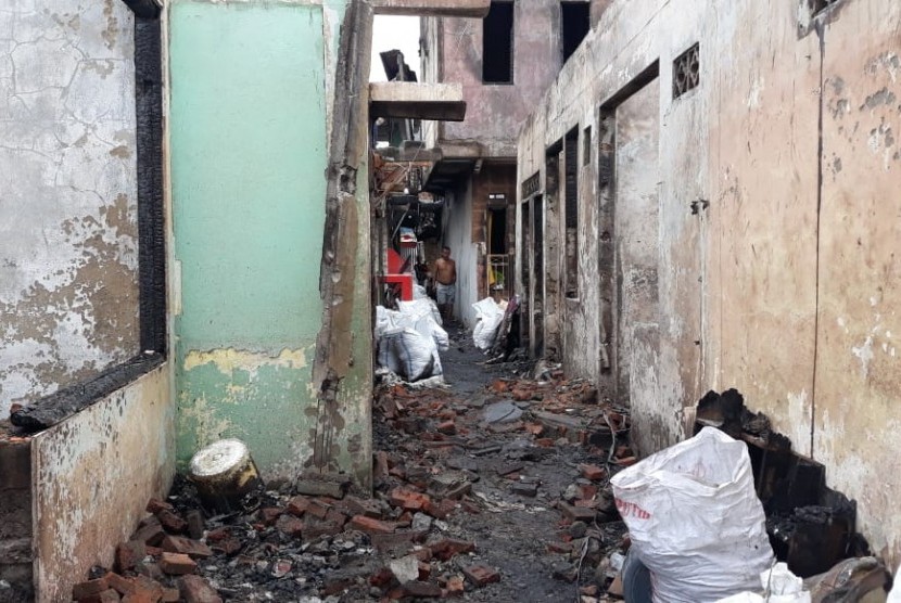 Kondisi puing-puing bangunan yang terbakar pada Senin (21/1) lalu di wilayah terdampak kebakaran di Jalan Tomang Utara, RW 11, Jakarta Barat, Rabu (23/1). 