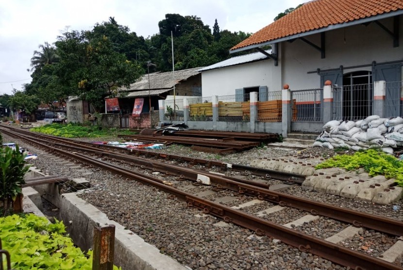 Suasana perumahan warga di Kecamatan Cipaku, Bogor Selatan, Kota Bogor, Kamis (24/1), yang terkena imbas proyek double track Kereta Api.