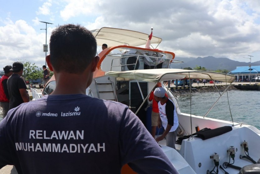 Lazismu memberikan bantuan dalam ekspedisi zakat di pulau terpencil di Maluku.