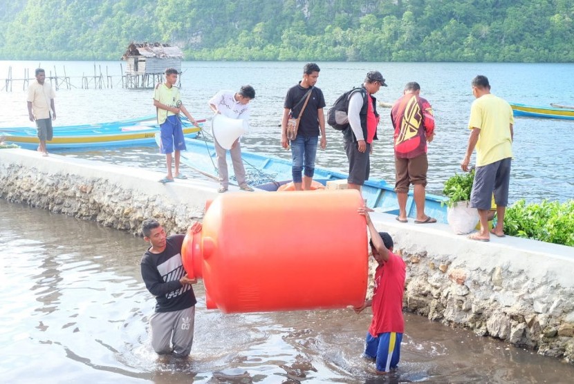 Lazismu memberikan bantuan dalam ekspedisi zakat di pulau terpencil di Maluku.