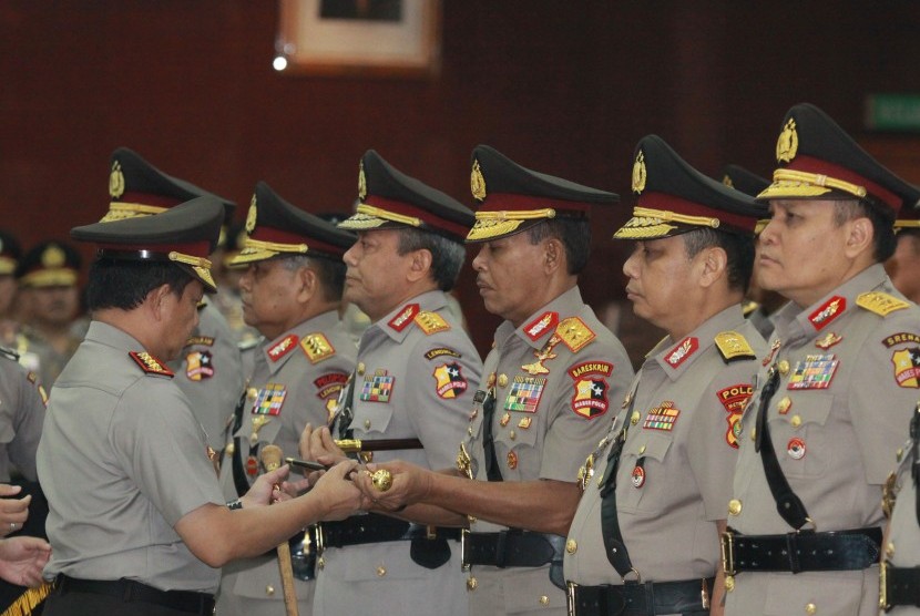 Kapolri Jenderal Polisi Tito Karnavian (kiri) menyerahkan tongkat komando kepada pejabat baru Kabareskrim Komjen Pol Idham Azis (tengah) 