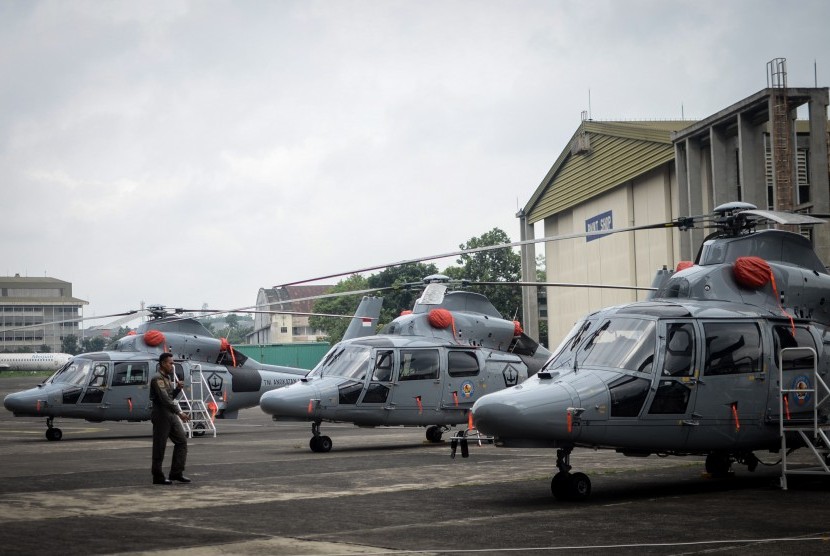Seorang pilot memeriksa kesiapan helikopter AKS saat acara serah terima alutsista di Hanggar PT Dirgantara Indonesia (PTDI), Bandung, Jawa Barat, Kamis (24/1/2019)