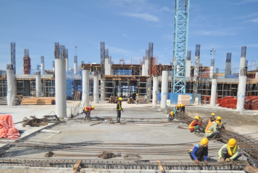 Sejumlah pekerja mengerjakan proyek pembangunan bandara (ilustrasi). Progres pembangunan tahap I-A Bandara Jenderal Besar Soedirman di Purbalingga, Jawa Tengah baru 75 persen.