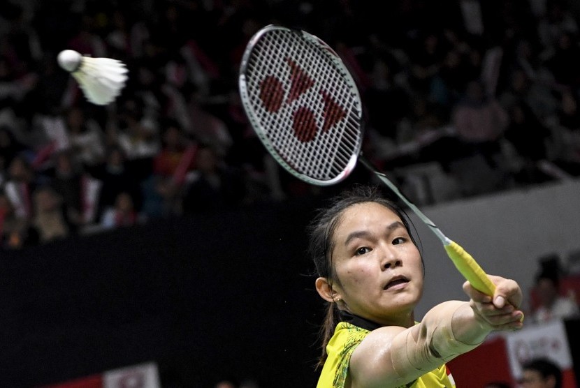 Pebulu tangkis putri Indonesia Ruselli Hartawan berusaha mengembalikan kok ke pebulu tangkis Cina Chen Xiaoxin saat pertandingan babak kedua Daihatsu Indonesia Masters 2019 di Istora Senayan, Jakarta, Kamis (24/1/2019).