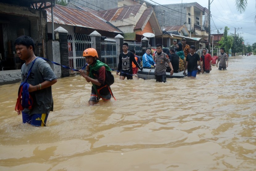 Flood inundates Bumi Bung Permai Housing complex, Makassar, South Sulawesi, Thursday (Jan 24).