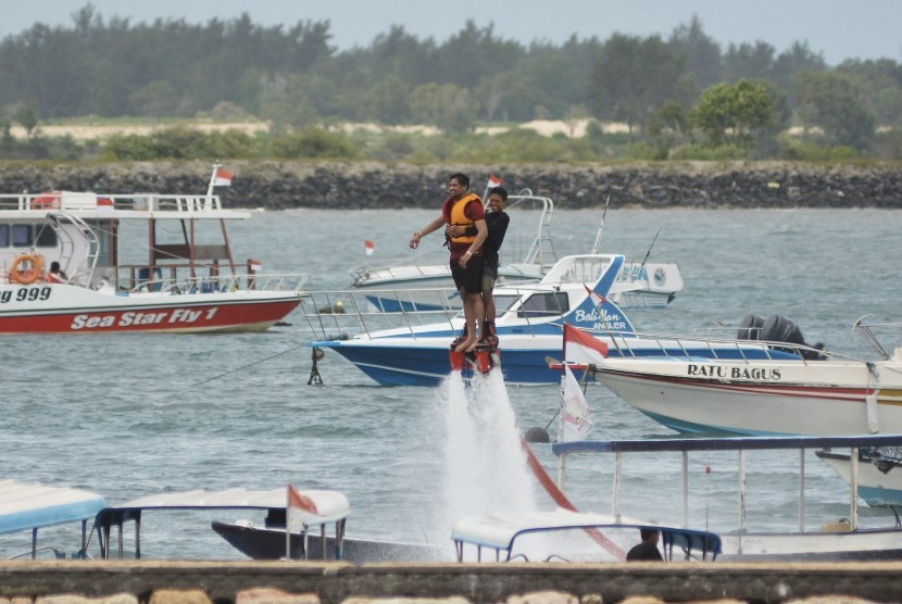 Wahana permainan air di kawasan watersport Tanjung Benoa, Badung, Bali. Biasa melayani turis China, operator watersport di Tj Benoa kini memilih tutup.