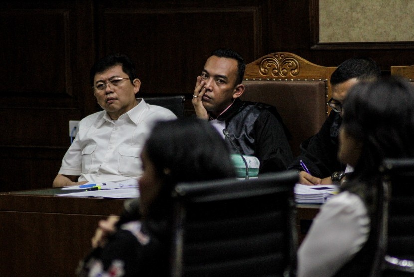 Terdakwa kasus perintangan penyidikan perkara korupsi, Lucas (kiri) mengikuti sidang di Pengadilan Tipikor, Jakarta, Kamis (24/1/2019).