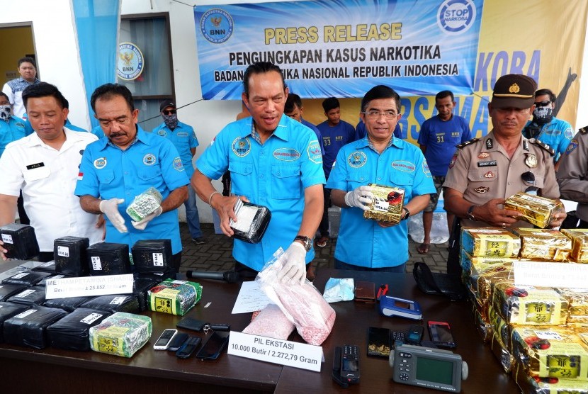 Deputi Pemberantasan BNN Irjen Pol Arman Depari (tengah) bersama jajarannya memperlihatkan barang bukti narkotika jenis sabu ketika gelar kasus di Medan, Sumatera Utara, Kamis (24/1/2019).