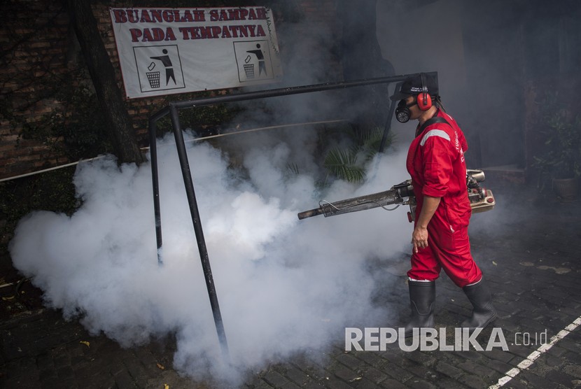 Petugas Fogging Kecamatan Palmerah melakukan pengasapan di SDN Kota Bambu 07 Pagi, Palmerah, Jakarta Barat, Jumat (25/1/2019).