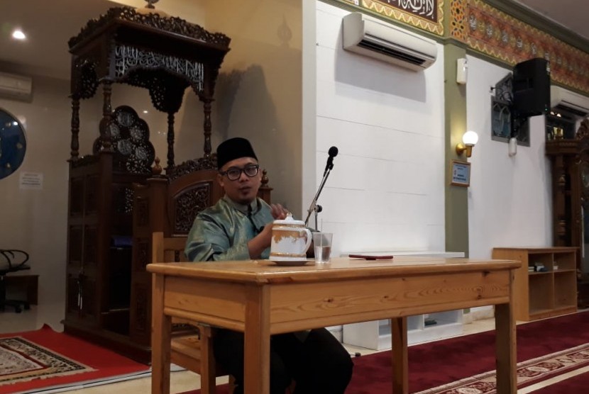 Pendiri Yayasan Askar Kauny (YAK), Ustaz Bobby Herwibowo memaparkan metode Menghafal Alquran Semudah Tersenyum di Masjid Baiturrohim, Perum Korpri, Kota Bandar Lampung pada Sabtu (26/1) usai Shalat Shubuh. 