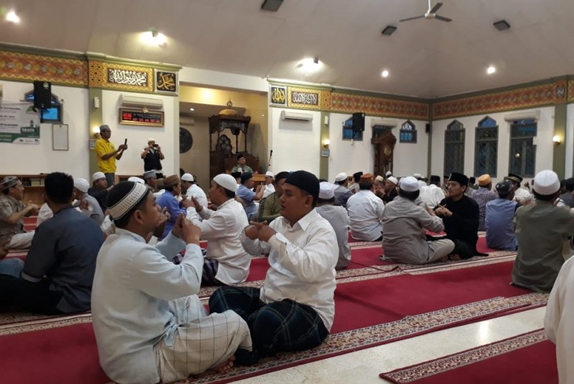 Jamaah tabligh akbar mempraktikkan metode manghafal Alquran semudah tersenyum di Masjid Baiturrohim, Perum Korpri, Kota Bandar Lampung pada Sabtu (26/1) usai Sholat Shubuh. 