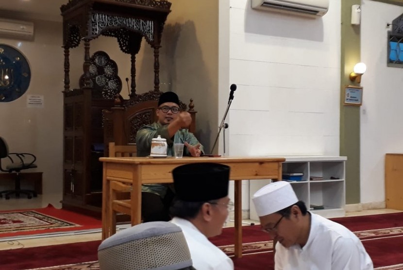 Pendiri Yayasan Askar Kauny (YAK), Ustaz Bobby Herwibowo memaparkan metode manghafal Alquran semudah tersenyum di Masjid Baiturrohim, Perum Korpri, Kota Bandar Lampung pada Sabtu (26/1) usai Sholat Shubuh. 