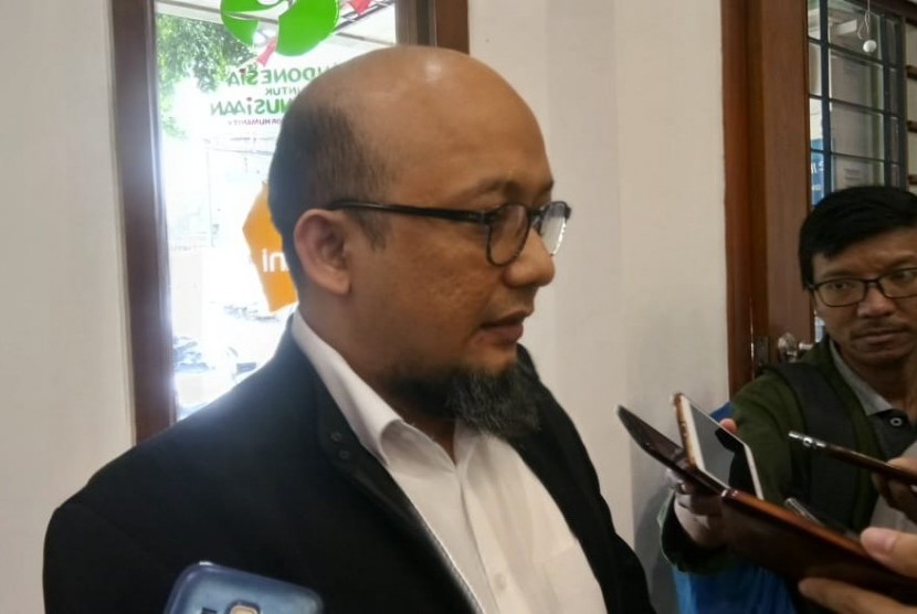 Penyidik KPK, Novel Baswedan saat memberikan keterangan kepada wartawan di Cikini, Jakarta Pusat (26/1). 