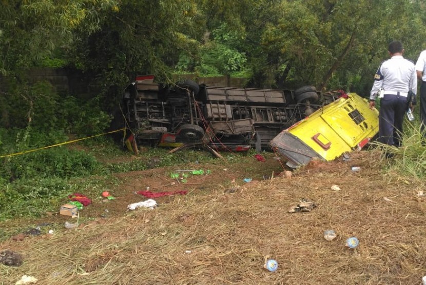 Bangkai Bus Bima Suci Nopol A 7530 CS jurusan Bandung-Merak, yang jatuh ke jurang di Tol Cipularang KM 70+400,Purwakarta, Senin (28/1). 