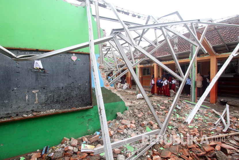  Suasana sekolah yang ambruk di SDN Neglasari 5, Dramaga, Bogor, Jawa Barat, Senin (28/1/2019). 