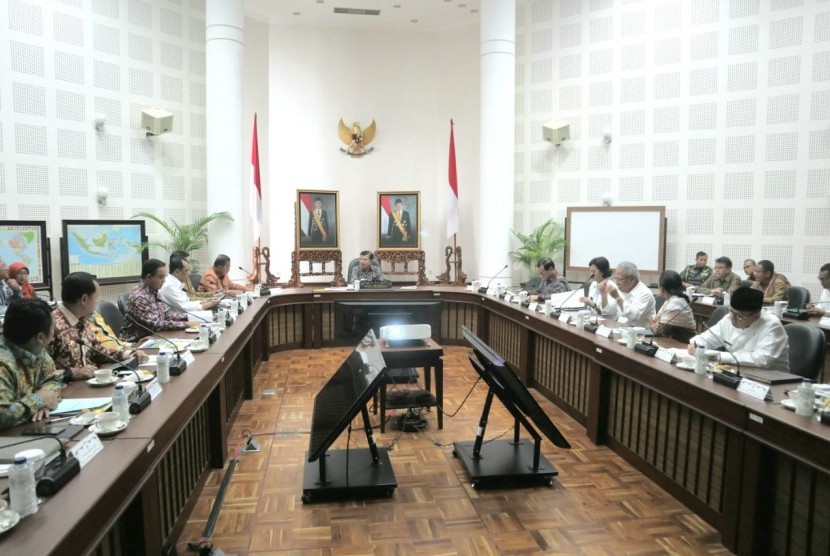 Wakil Presiden Jusuf Kalla (JK) memimpin rapat untuk membahas sistem transportasi Jabodetabek, Senin (28/1) di Kantor Wakil  Presiden, Jalan Medan Merdeka Utara, Jakarta, Senin (28/1).