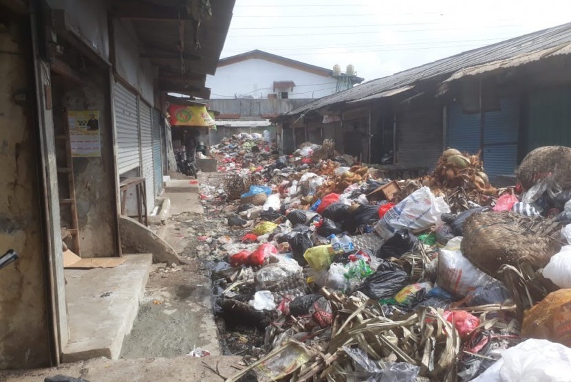 Pedagang Pasar Sayati Indah di Desa Sayati, Kecamatan Margahayu, Kabupaten Bandung kesal dengan sampah yang terus menumpuk dan tidak kunjung diangkut, Senin (28/1).