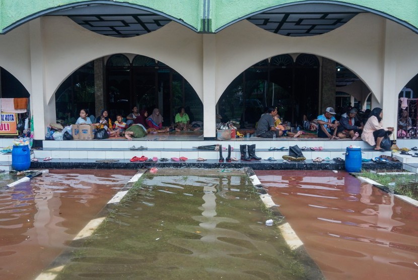 Sejumlah warga terdampak banjir mengungsi di Masjid Al Karomah, Pekalongan, Jawa Tengah, Senin (28/1/2019).