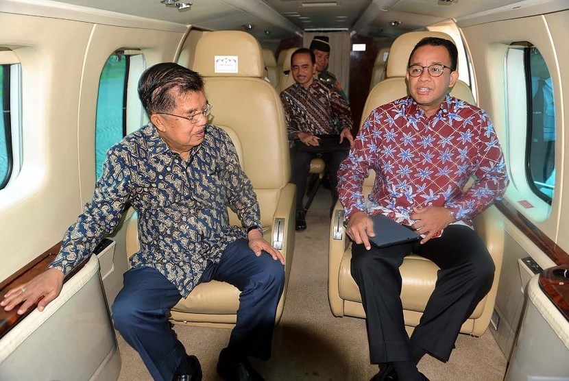 Wakil Presiden Jusuf Kalla (kiri) berbincang dengan Gubernur DKI Jakarta Anies Baswedan di Heli Superpuma untuk meninjau titik kemacetan lalu lintas Jabodetabek di Jakarta, Senin (28/1/2019). 