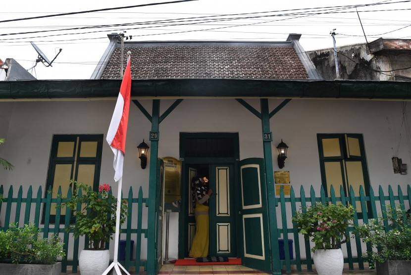 Pengunjung mengamati koleksi yang terdapat di Museum HOS Tjokroaminoto di Jalan Peneleh VII No 29, Surabaya, Jawa Timur, Senin (28/1/2019).