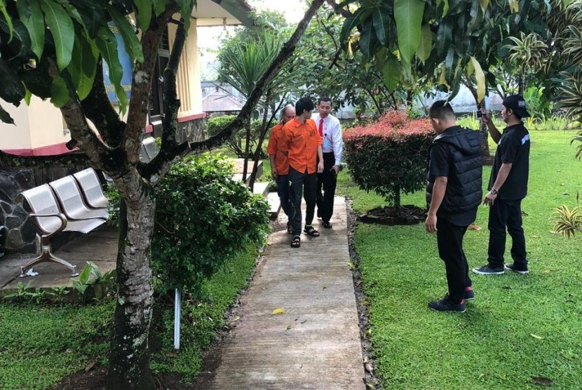 Dua WNA asal Tiongkok yang diamankan Kantor Imigrasi Sukabumi di Kabupaten Cianjur karena melakukan pelanggaran keimigrasian.