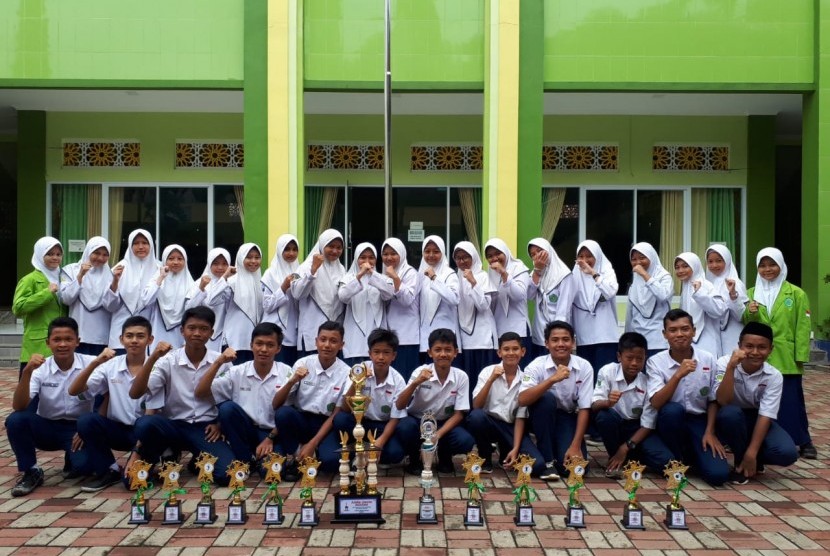 MTsN Negeri 1 Bogor menyabet juara umum Ajang Kreasi Seni dan Olahraga Madrasah (Aksioma) se Kabupaten Bogor Timur.