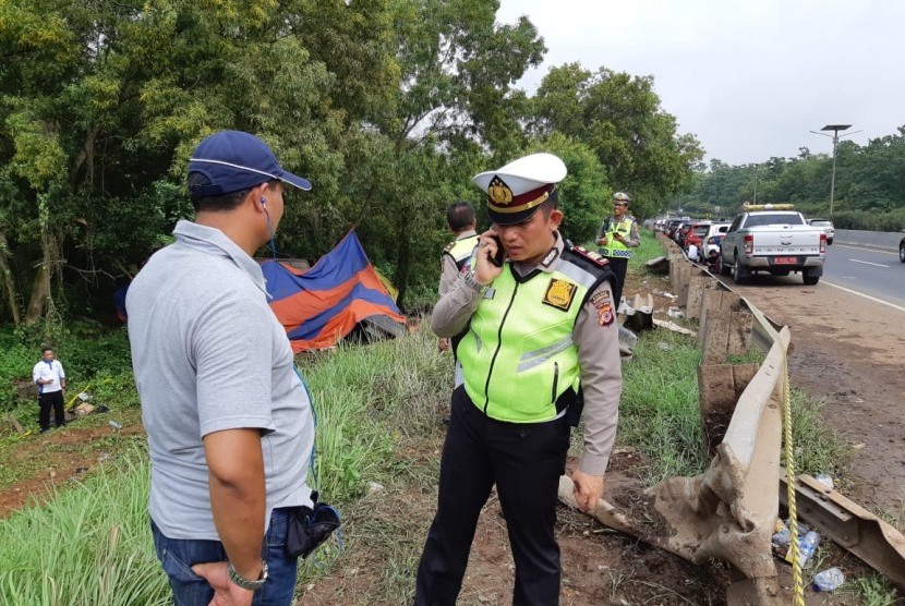 Bangkai kendaraan Bus Bima Suci Nopol A 7520 CS, yang kecelakaan di Tol Cipularang KM 70+400, masih belum dievakuasi, Selasa (29/1). N Ita Nina Winarsih