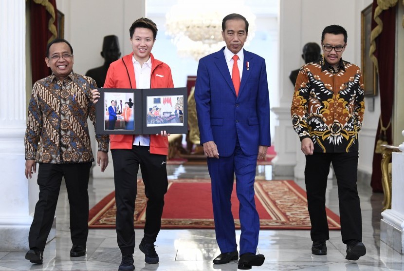 Presiden Joko Widodo (kedua kanan) didampingi Menteri Sekretaris Negara Pratikno (kiri), Menteri Pemuda dan Olahraga Imam Nahrawi (kanan) usai menerima atlet bulutangkis Liliyana Natsir (kedua kiri) di Istana Merdeka, Jakarta, Selasa (29/1/2019). 