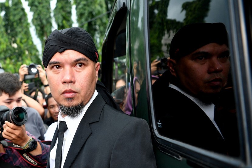Terpidana kasus ujaran kebencian Ahmad Dhani berjalan menuju mobil tahanan seusai menjalani sidang putusan di Pengadilan Negeri Jakarta Selatan, Jakarta, Senin (28/1/2019). 